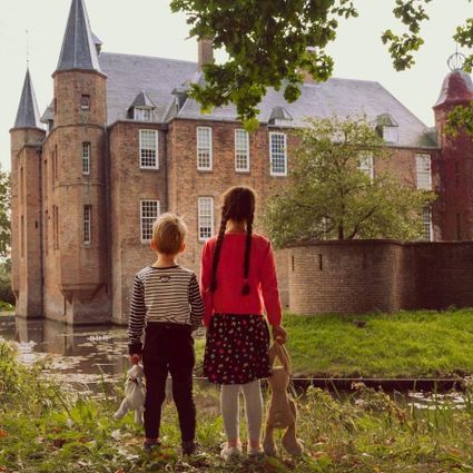 Twee kinderen kijken naar Slot Zuylen