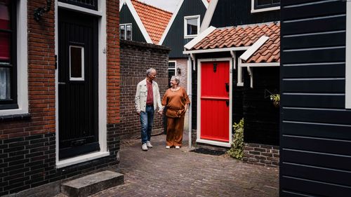 Mensen die wandelen door Het Doolhof