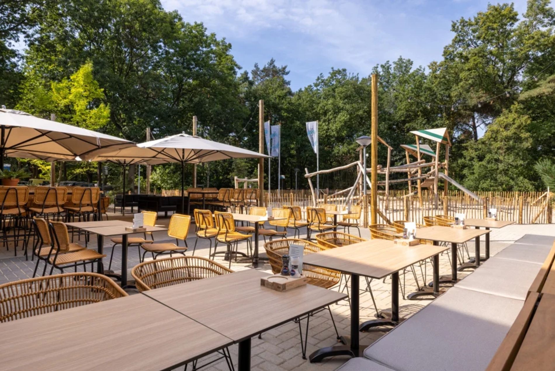 Roompot park De Peel Deurne - Terras met speeltuin