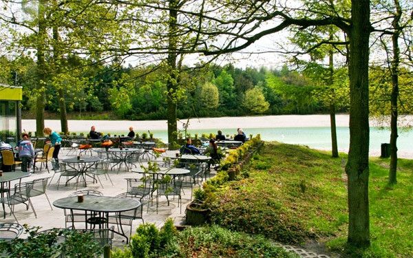 Het terras bij zwemplas 't Nije Hemelriek.