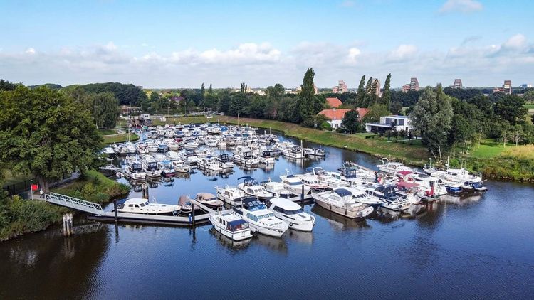 De jachthaven van bovenaf