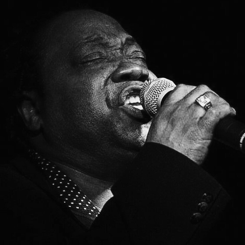 Een man die zingt