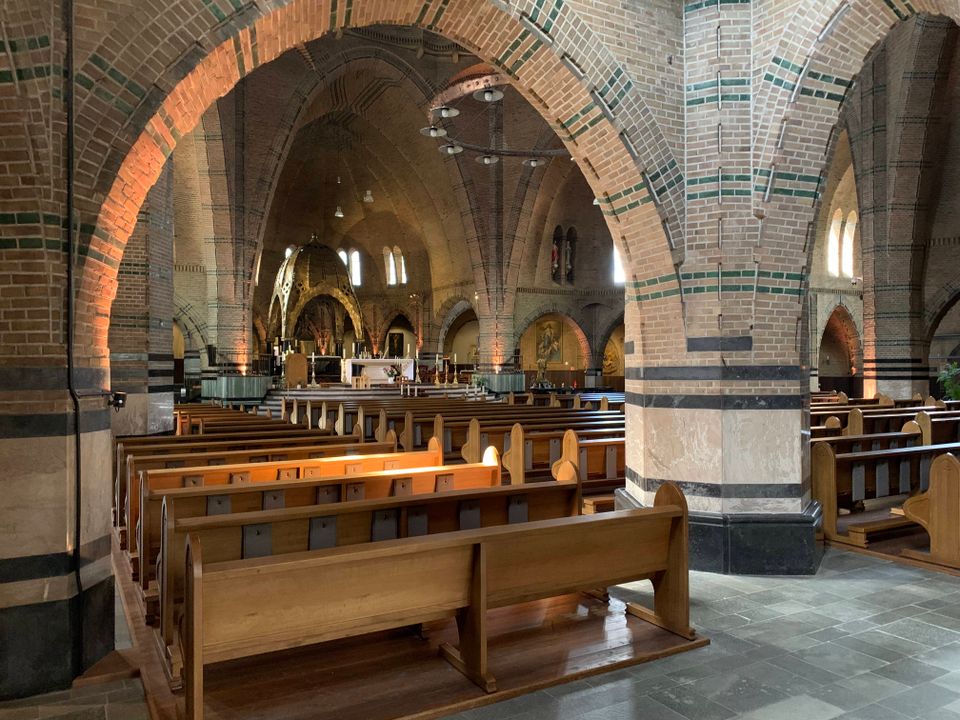 Sint Jan de DoperWaalwijk: Kirche innen