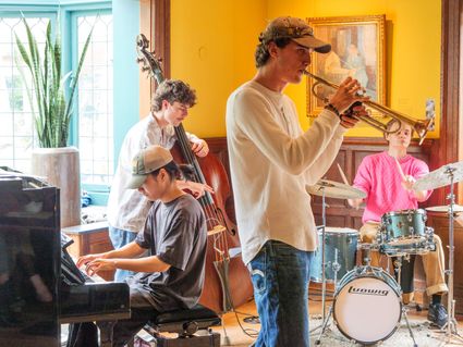 Jazzbandje met jonge muzikanten op trombone, contrabas en drumstel
