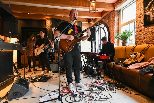 Band verzorgt een liveoptreden tijdens Rondje Cultuur in Woerden.