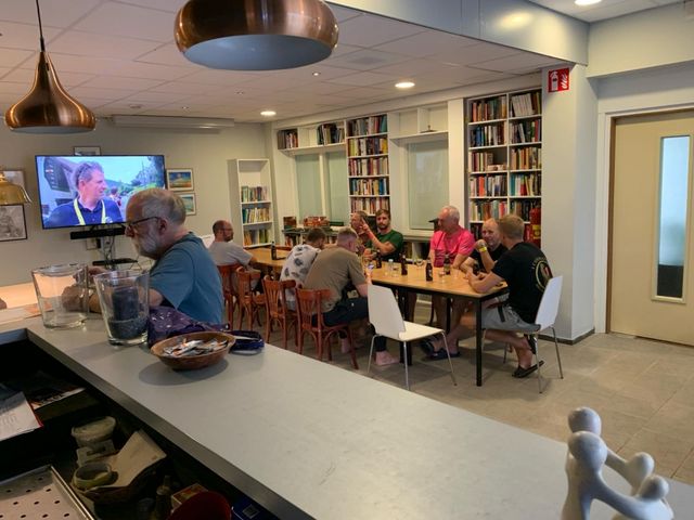 Man zit aan de bar bij Dorpshuis ‘De Bosduivel’