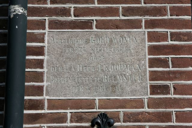 Een gevelsteen in de Leeghwaterstraat