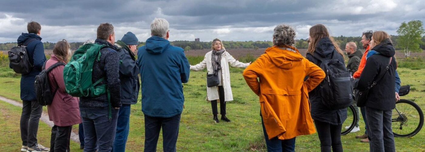 Groep krijgt uitleg van gids midden