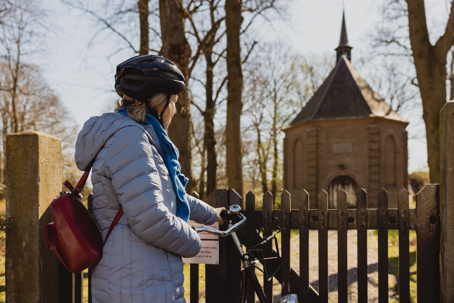 Liever fietsen? Maar liefst 10 Van Gogh fietsroutes nemen je mee door Eindhoven, Nuenen, Zundert, Etten-Leur, Tilburg, Breda, 's-Hertogenbosch en Helvoirt. Kies je favoriete route, bestel de Van Gogh fietskaarten of wandelkaarten en ontdek Brabant met niemand minder dan Vincent van Gogh als gids.