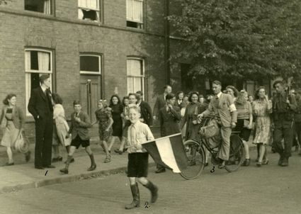 Oude foto bevrijding Oss jongen met vlag