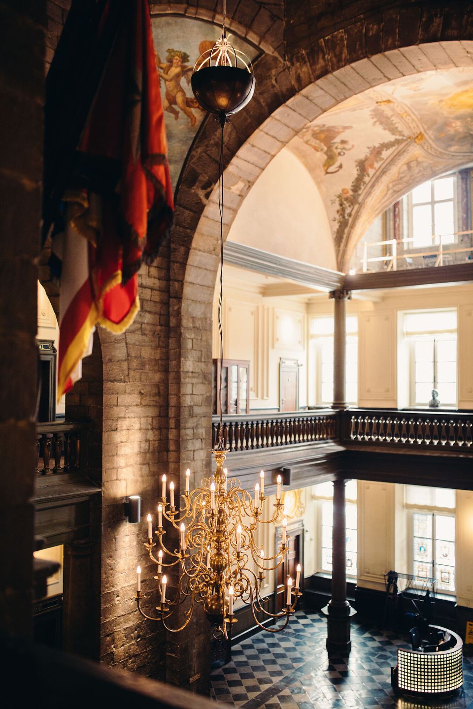 Stadhuis Maastricht interieur hal kroonluchter