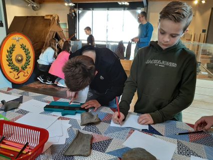 Leerlingen in Museum het Pakhuis