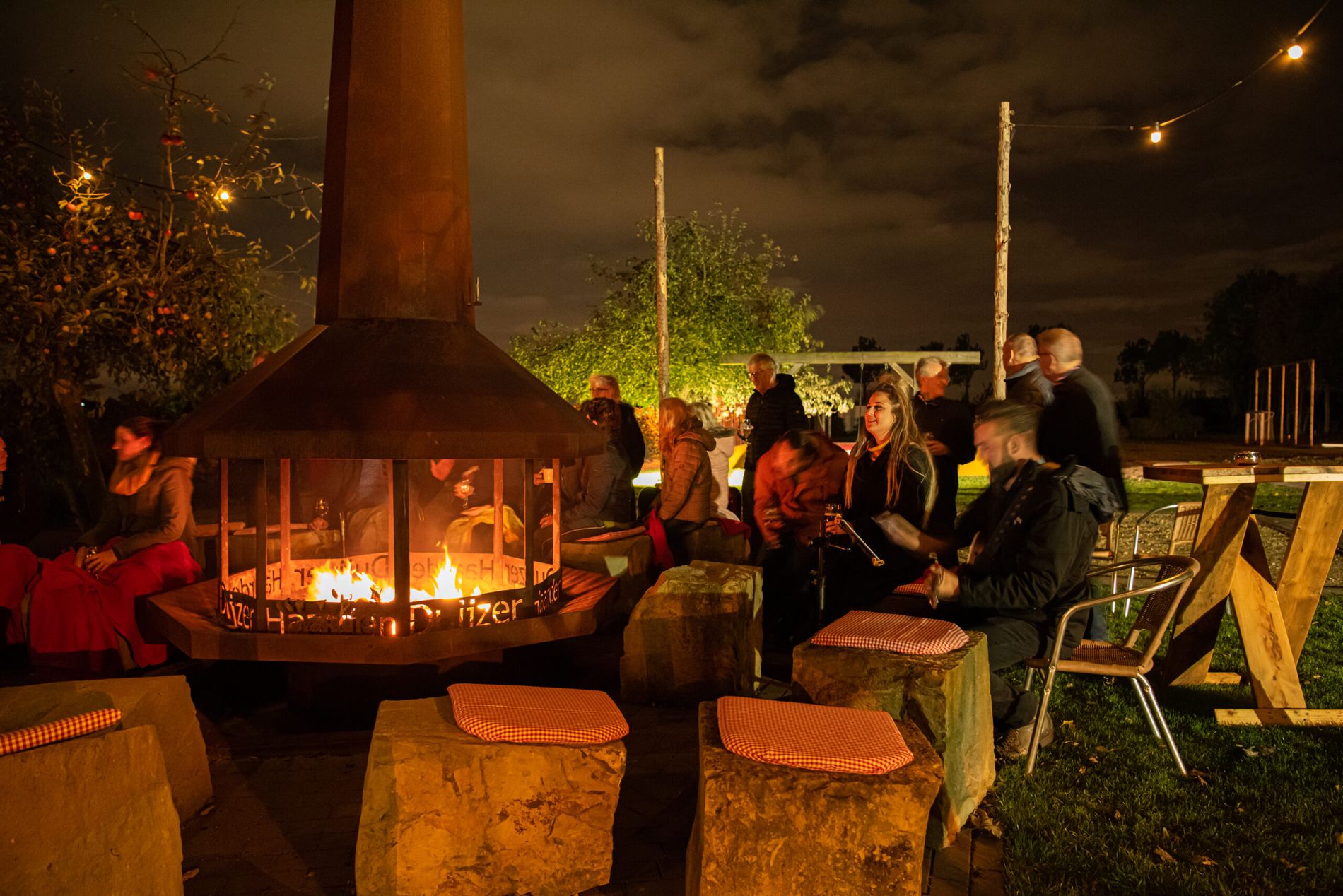 Avond rondom kampvuur