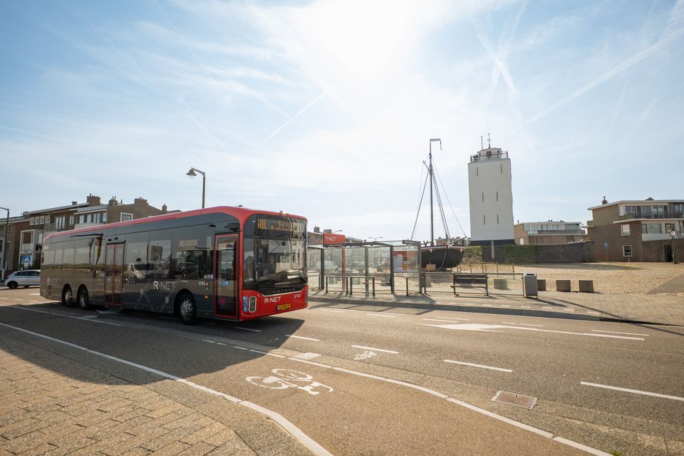 OV bus van het R-net, voor de Vuurbaak op de Boulevard in Katwijk aan Zee.