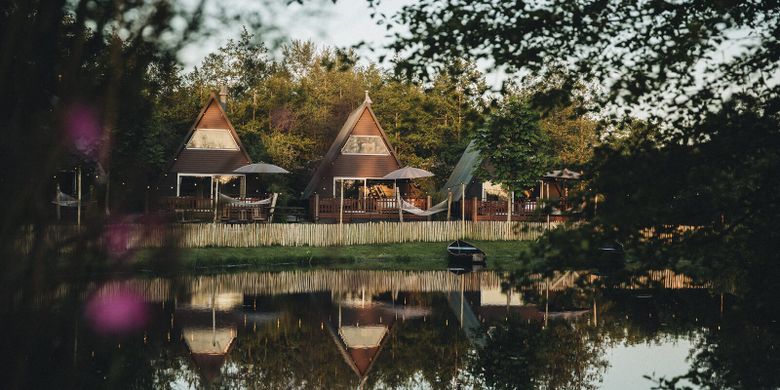 Cosy A-frame huisje voor vier of zes personen. Luxe en comfort ineen! Gelegen aan de pingo met uniek uitzicht op het water. Sommige met hottub te boeken.