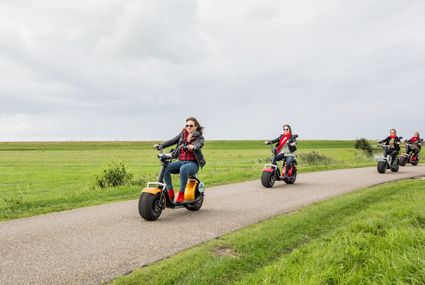 E-chopper rijden door het Friese landschap.