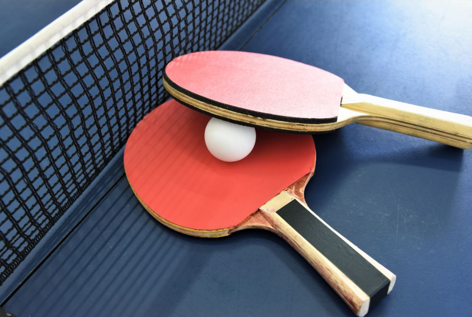 Tafeltennis batje op een tafeltennisbaan
