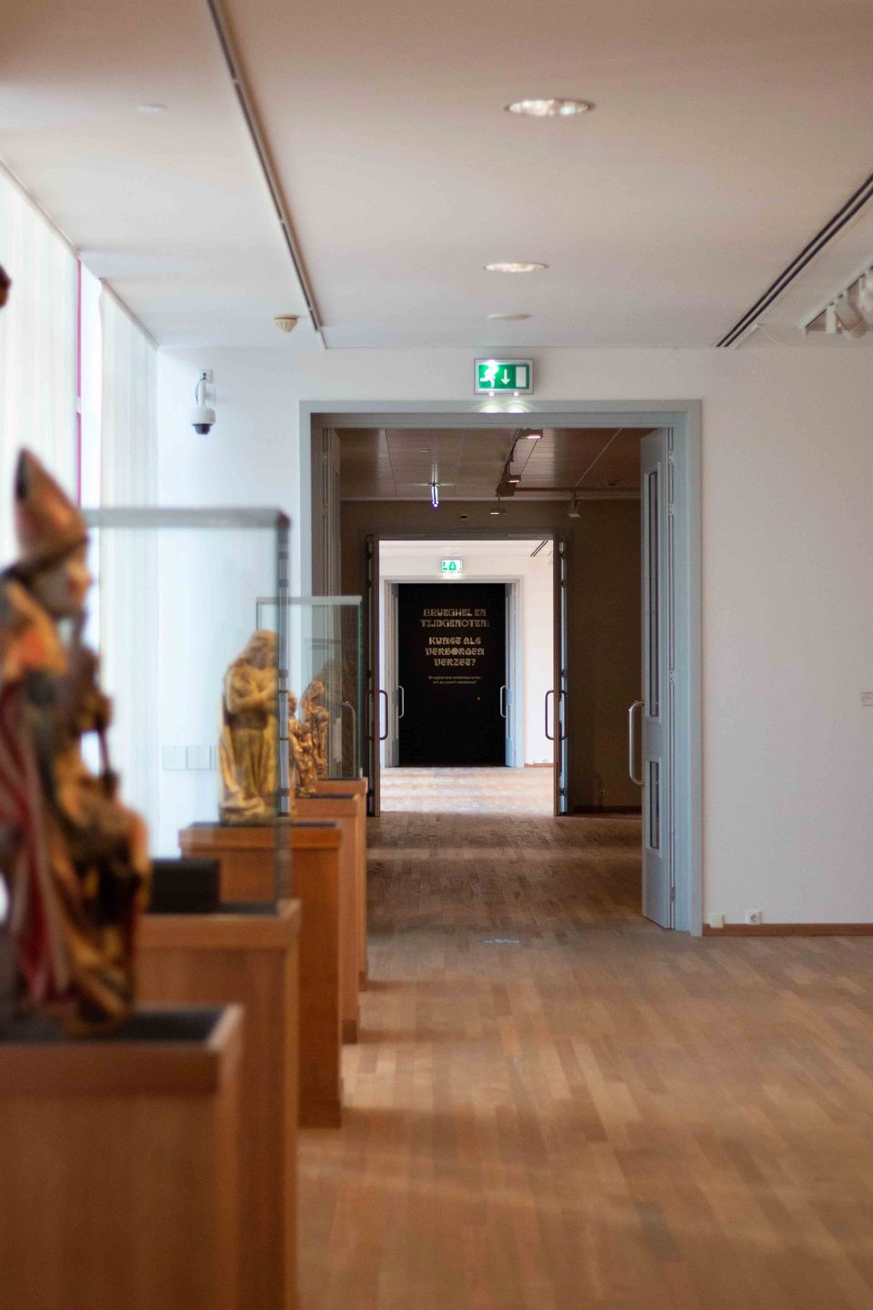 Bonnefanten vaste collectie lange gang met beelden