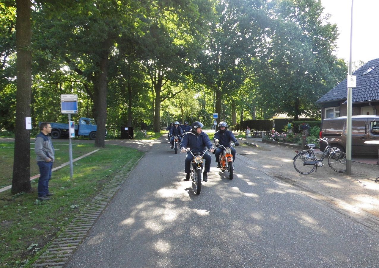 Oldtimer Peelrit Griendtsveen op brommers