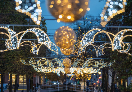 De grachten in het centrum van Delft verlicht tijdens Delft Verlicht