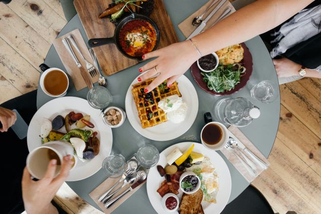 Een gedekte tafel in een restaurant met brunch