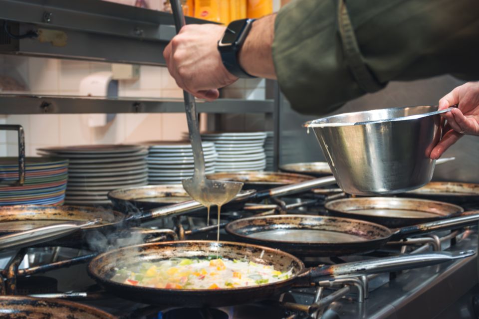 Pannekoeken worden bij Pannekoekenhuis D'n Berepot authentiek in een pan gebakken