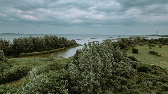 Luchtfoto van TIJ met het Haringvliet en natuurgebied Scheelhoek