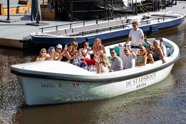 Rondje varen in Breda met luxe boot De Stadsboot