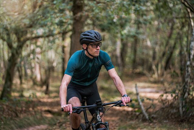 1 mountainbiker op het parcours