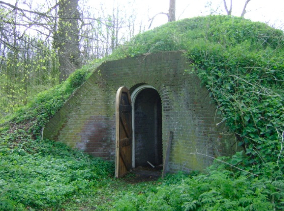 IJskelder Kolonie Ommerschans - de deur staat open