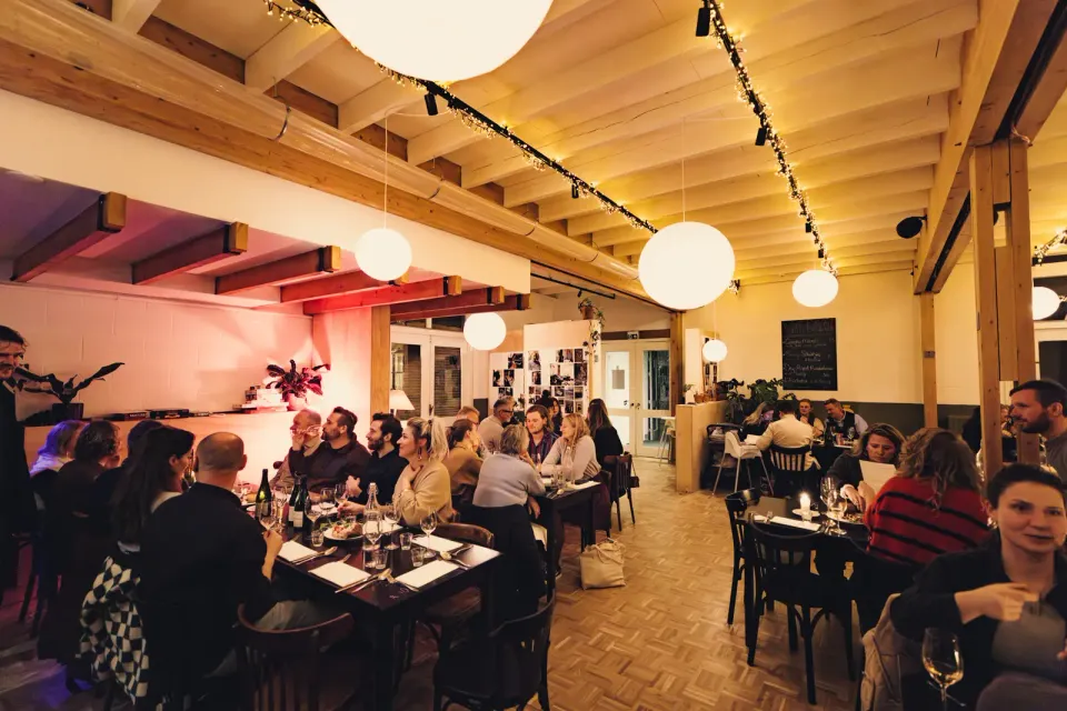 Gasten die dineren in Het Broeker Huis