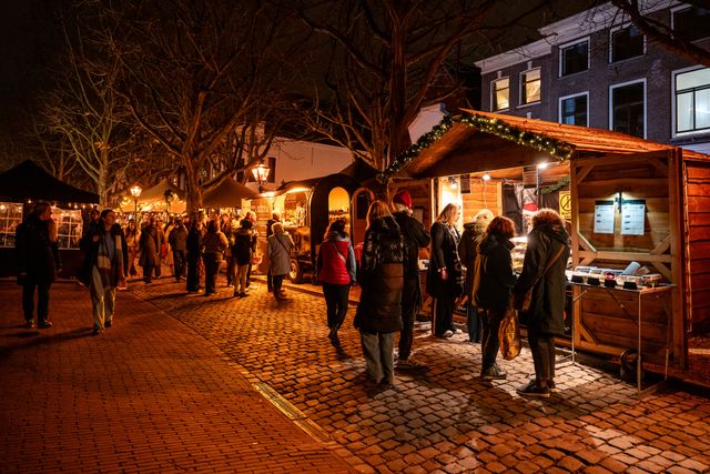 Kerstmarkt op de hooglandse kerkgracht in Leiden