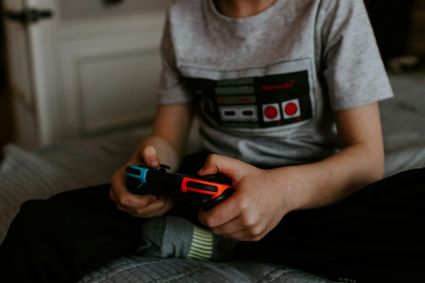 Een close-up van een jongen die aan het gamen is