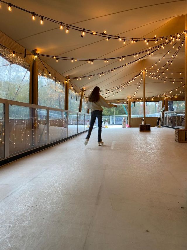 Meisje die aan het schaatsen is bij Knus in Delft