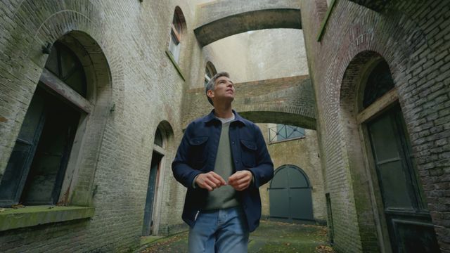 Historicus Bart Gielen loopt door Fort Honswijk