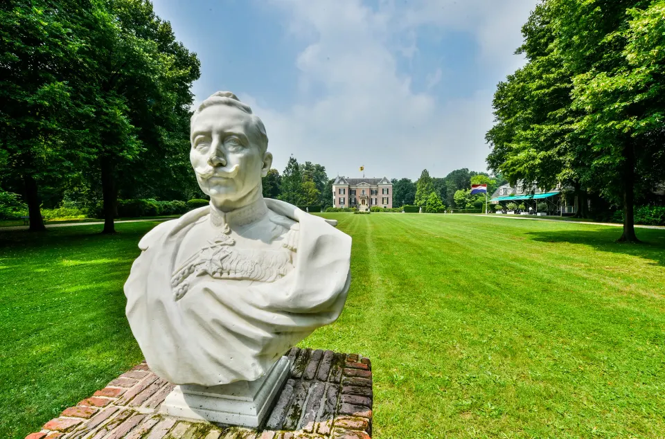 Een standbeeld van de beroemde ex-keizer Wilhelm II uit Duitsland in de tuinen van Huis Doorn