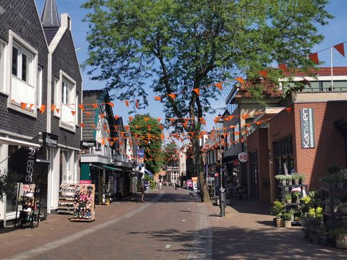 Dorpsstraat oranje vlaggetjes