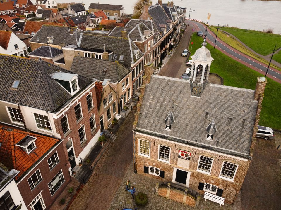 Drone foto van het stadhuis in Ameide