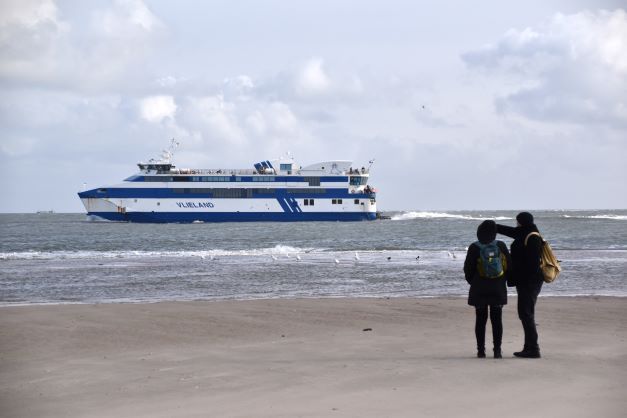 Vlieland Wandelaars met Doeksenboot winter