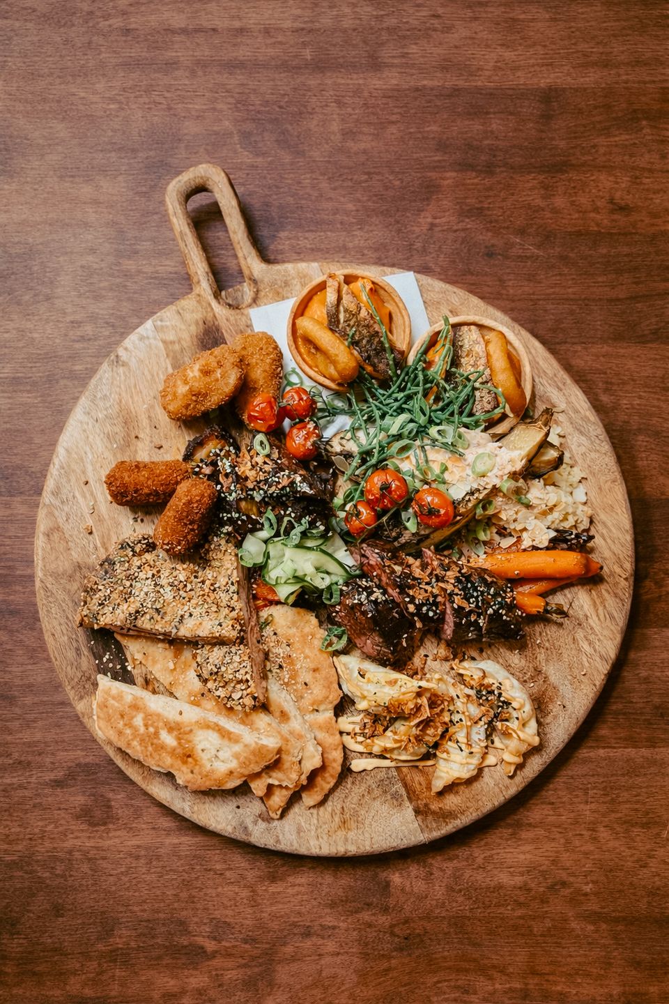 Een ronde plank vol met hapjes bij restaurant Blend in Bolsward.