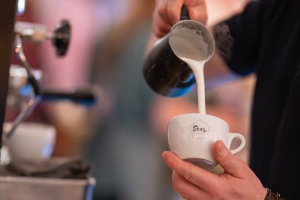 Sees coffee and conceptstore koffie inschenken