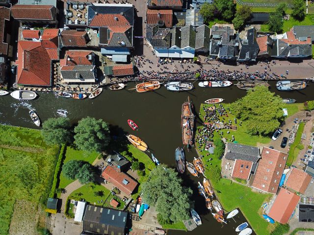 een luchtfoto van Heeg, je ziet de haven van Heeg met allemaal boten.