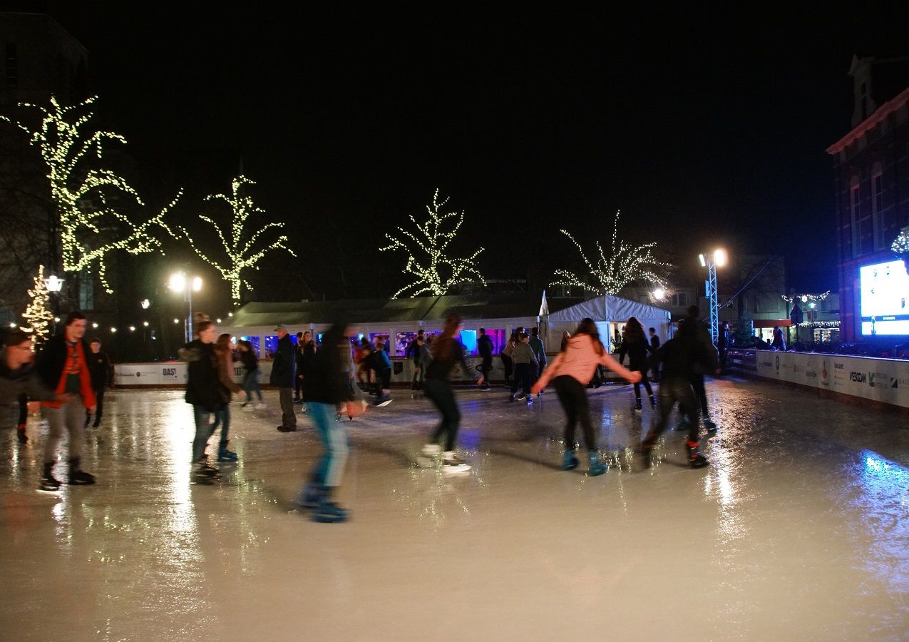 Schaatsbaan bij avond