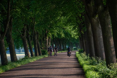 Rit op de motor door de natuur