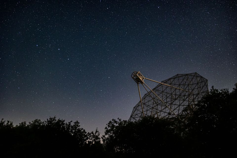 Dwingeloo Radiotelescoop heldere sterrenhemel sterren kijken Dwingelderveld