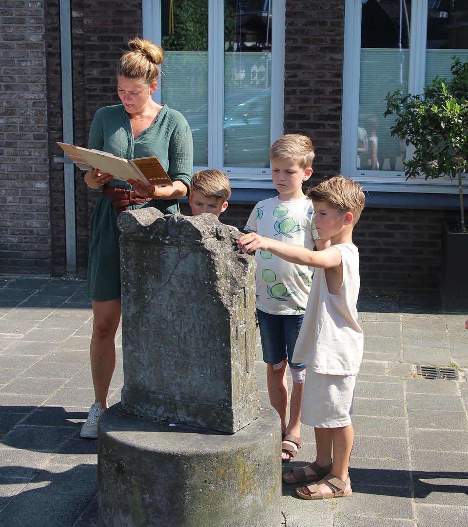 Kinderen leren op de Altaarsteen