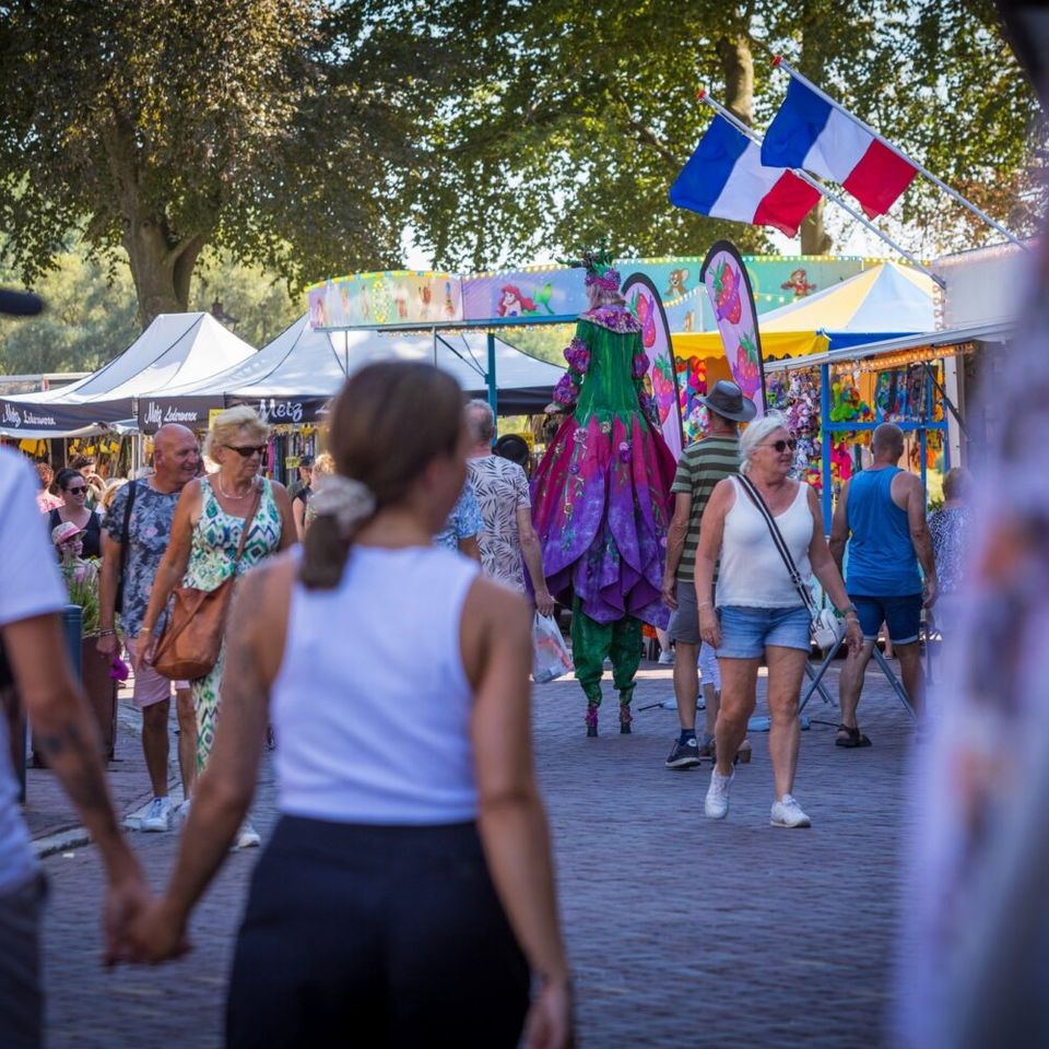 Bij de kraampjes op de sfeermarkt Arcen