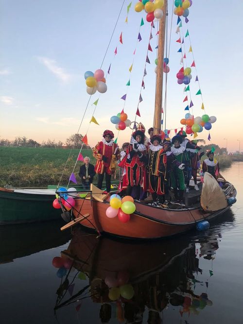 Pakjesboot van Sinterklaas in Oosthuizen