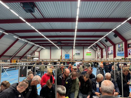 Pike experience beurs in een sporthal