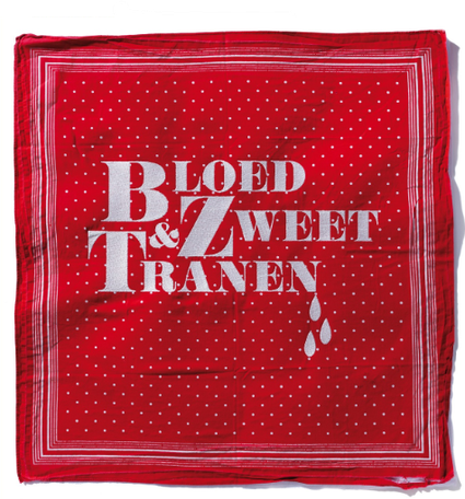 Tentoonstellingsobject Bloed Zweet en Tranen in Stadsmuseum Woerden, Groene Hart, rode doek met witte typografie als onderdeel van expositie over geschiedenis en cultuur.